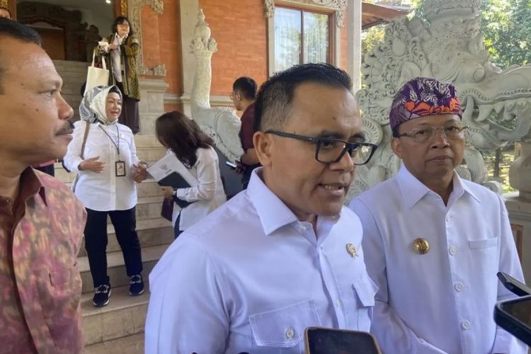 Menpan RB Abdullah Azwar Anas saat menyampaikan keterangan di Denpasar, Bali, Senin (4/9/2023). (ANTARA/Ni Putu Putri Muliantari)