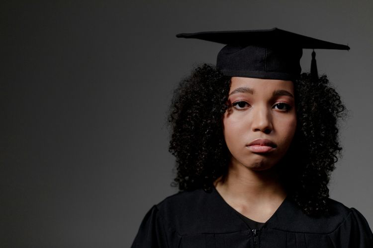Ilustrasi wisuda. Mendikdasmen tanggapi polemik kebijakan larangan kegiatan wisuda di acara perpisahan sekolah.