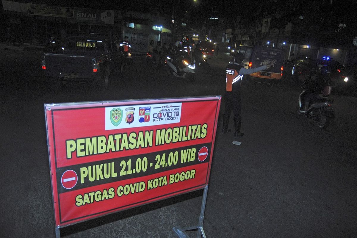 Personel Dishub Kota Bogor mengatur arus lalu lintas saat penutupan ruas Jalan Simpang Empang di Kota Bogor, Jawa Barat, Jumat (2/7/2021). Satgas Penanganan COVID-19 Kota Bogor melakukan penutupan 10 ruas jalan di pusat Kota Bogor yang akan diterapkan setiap hari mulai pukul 21.00-24.00 WIB sebagai upaya pembatasan mobilitas masyarakat di tengah meningkatnya kasus positif COVID-19. ANTARA FOTO/Arif Firmansyah/wsj.