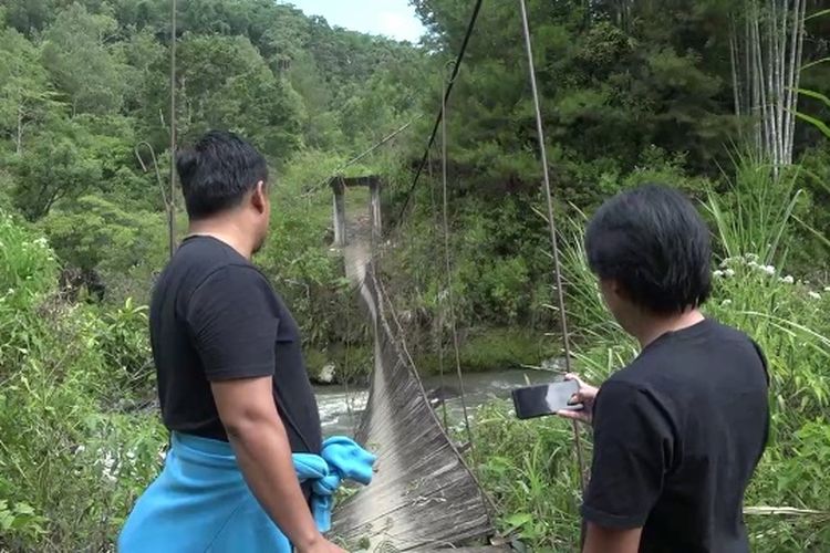 Jembatan di Lembang Lempo Poton, Kecamatan Rindingallo, Kabupaten Toraja Utara, Sulawesi Selatan, Sabtu (20/5/2023) putus tali bentangannya, warga di atas tercebur ke sungai.