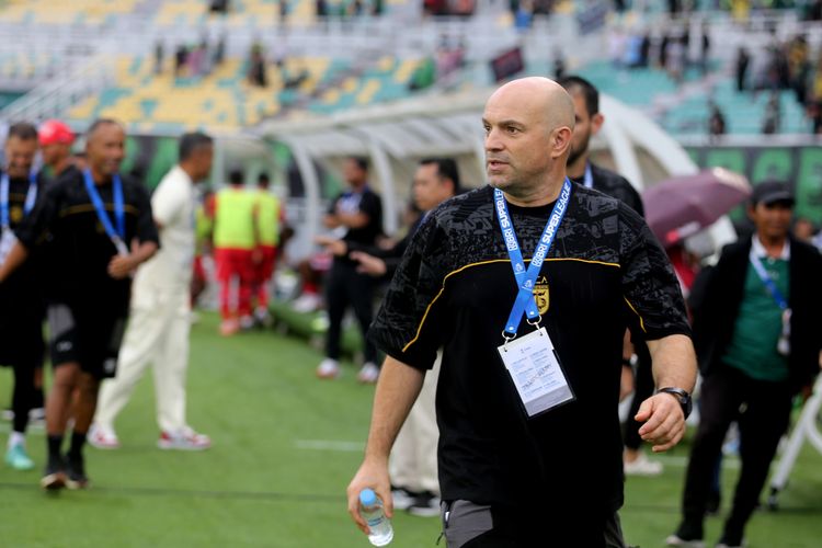 Pelatih Bernardo Tavares saat menjalani laga debut bersama Persebaya Surabaya melawan Malut United, pekan ke-17 Super League 2025-2026 yang berakhir dengan skor 2-1 di Stadion Gelora Bung Tomo Surabaya, Sabtu (10/1/2026) sore.