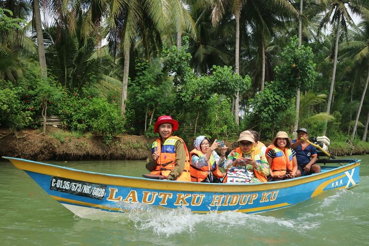 Wisatawan bisa menikmati paket susur Sungai Maron dengan perahu bermesin. Harga paket wisata susur sungai ini Rp 100.000 per perahu.