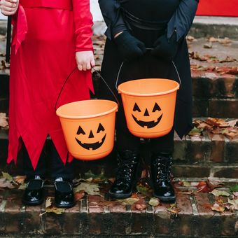 Selain labu jack-o-lantern dan mengenakan kostum seram, trick-or-treat atau kebiasaan berkeliling dan meminta permen pun dilakukan anak-anak di negara-negara barat di hari Halloween. 