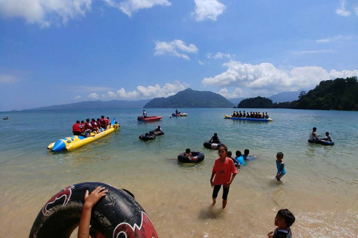 Pantai pasir putih di Kecamatan Watulimo Kabupaten Trenggalek.
