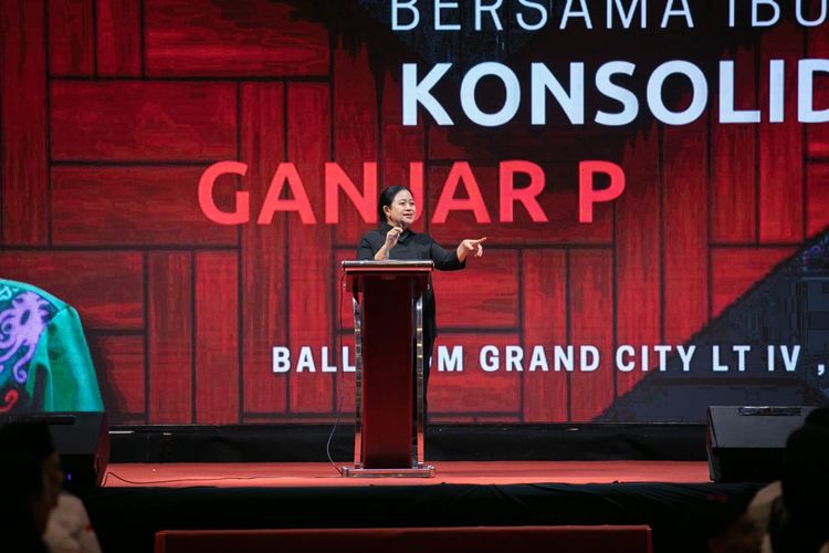 Ketua DPP PDI-P Puan Maharani memimpin konsolidasi relawan Ganjar Pranowo-Mahfud MD se-Jawa Timur, di Surabaya, Sabtu (21/10/2023).