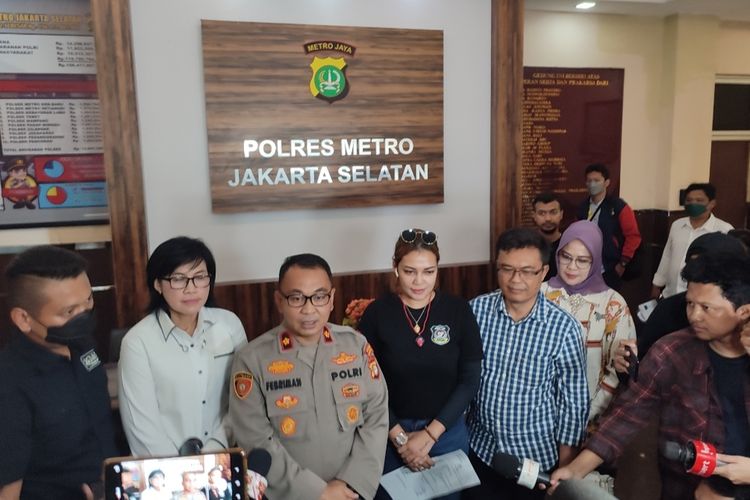 Seorang perempuan bernama Teuku Zanzabilla melaporkan pasangan artis Baim Wong dan istrinya, Paula ke Polres Metro Jakarta Selatan pada Senin (3/10/2022). Pelaporan itu terkait aksi Baim dan Paula membuat konten prank laporan KDRT palsu di Polsek Kebayoran Lama.
