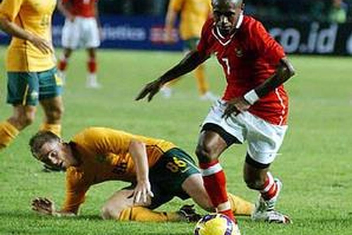 Boaz Solossa (kanan)