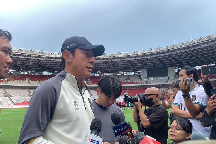 Pelatih timnas Indonesia, Shin Tae-yong, saat berbicara soal nasibnya usai Indonesia batal menjadi tuan rumah Piala Dunia U20 2023 di Stadion Utama Gelora Bung Karno (SUGBK), Senayan, Jakarta, pada Sabtu (1/4/2023) sore WIB.