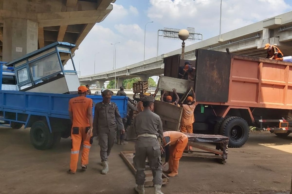 Satpol PP tertibkan sejumlah PKL dan bangunan liar di kolong Tol Becakayu, Duren Sawit, Jakarta Timur, Selasa (19/11/2019).