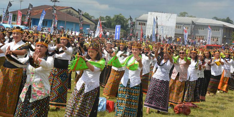 Tarian massal Ndundu Ndake merupakan tarian khas masyarakat Manggarai dipentaskan di Lapangan Motangrua, Ruteng, ibu kota Kabupaten Manggarai, Flores, Nusa Tenggara Timur. Tarian massal yang melibatkan 1.500 penari ini tampil untuk menyambut peserta Tour de Flores 2017 pada Etape Kelima dari Borong, Kabupaten Manggarai Timur ke Ruteng, Kabupaten Manggarai, Selasa (18/7/2017). 