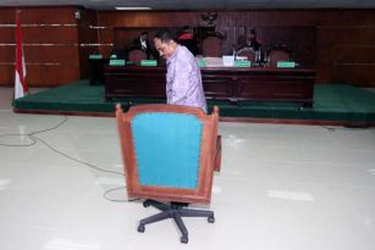 Terdakwa Luthfi Hasan Ishaaq (tengah) menjalani sidang perdananya di Pengadilan Tindak Pidana Korupsi Jakarta, Senin (24/6/2013). Luthffi diajukan ke pengadilan karena diduga terlibat dalam kasus suap kuota impor daging sapi di Kementrian Pertanian.  