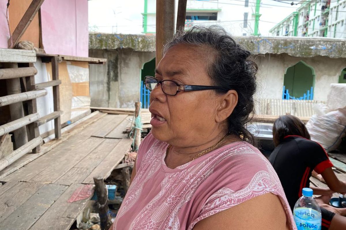 Warga kampung apung di Muara Baru Jakarta Utara bernama Fadilah (60) mengungkapkan saat cuaca ekstrem, suaminya tak bisa melaut. Hal ini membuat mereka kesulitan untuk mencari ikan di Teluk Jakarta.  