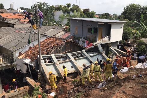 Antisipasi Longsor di Lokasi Tembok Roboh Kemang Timur XI, Sudin SDA Akan Pasang Kayu Dolken