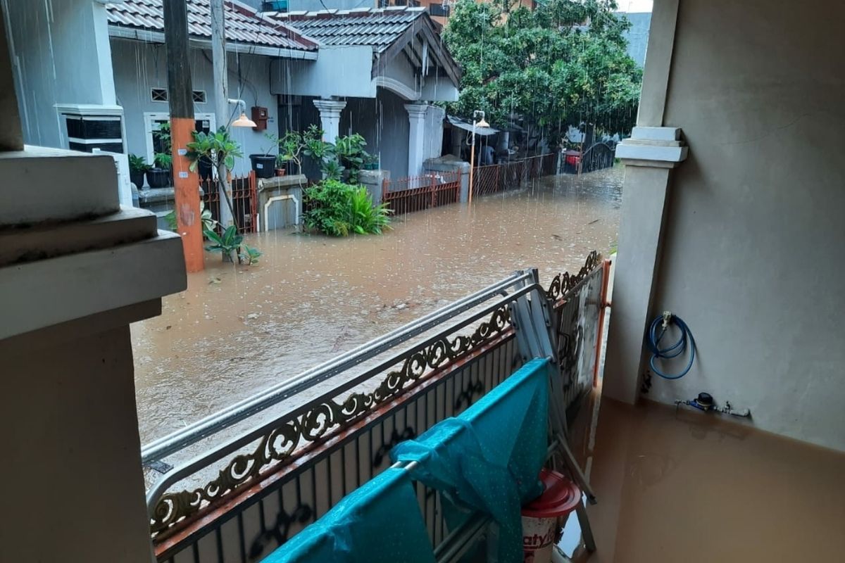 Kondisi banjir di Perum Narogong, Kota Bekasi, Rabu (1/1/2020). 