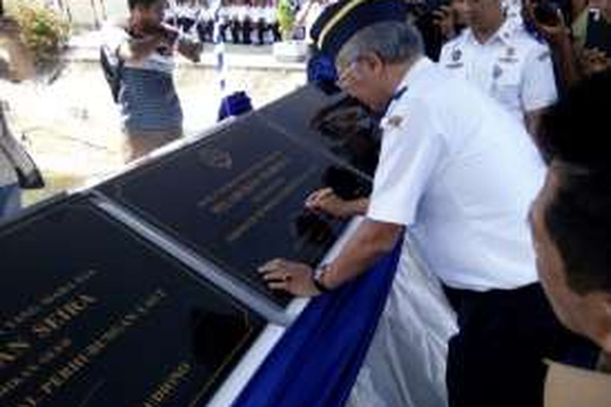 Dirjen Perhubungan Laut Kementerian Perhubungan A Tonny Budiono menandatangani prasasti sebagai tanda peresmian 21 pelabuhan di Kepulauan Maluku, Senin (30/5/2016).