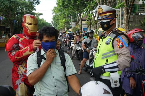 Saat Polisi Berpakaian Iron Man, Captain America, Hulk dan Superman Bagikan Masker