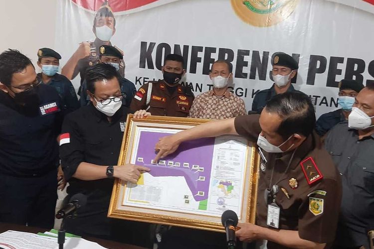 Tim Tabur Kejaksaan Tinggi Kalimantan Barat (Kalbar) menangkap dan mengeksekusi Direktur PT Kaliau Mas Perkasa Maman Suherman. Sebelumnya, Maman dimasukkan ke dalam daftar pencarian orang (DPO) berdasarkan Putusan Mahkamah Agung Republik Indonesia Nomor: 92K/Pid.Sus.LH/2017.