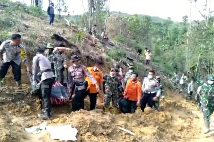 Petugas gabungan mengevakuasi jenazah ayah dan anak yang tewas akibat tertimbun tanah longsor di kebunnya di Desa Rokan Koto Ruang, Kecamatan Rokan IV Koto, Kabupaten Rohul, Riau, Jumat (6/12/2019).