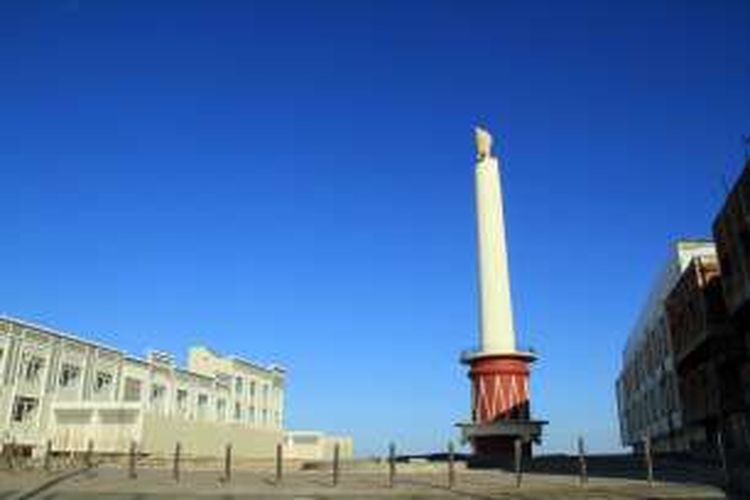 Tugu Lilin, salah satu landmark Kota Manado, Sulawesi Utara. Tugu Lilin semestinya menjadi destinasi wisata yang potensial menarik wisatawan, tetapi terkesan tidak dikelola.