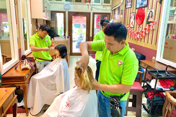 Adi saat sedang memotong rambut pelanggan De'cuts Salon &amp; DaySpa.