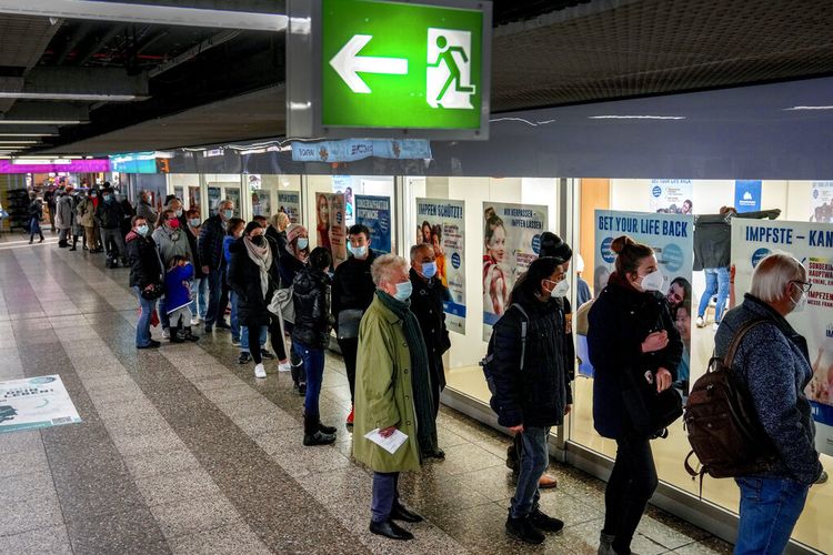 Orang-orang mengantre di depan pusat vaksinasi departemen kesehatan setempat di Frankfurt, Jerman, Senin (15/11/2021). Jumlah infeksi Covid-19 kembali meningkat di Jerman.