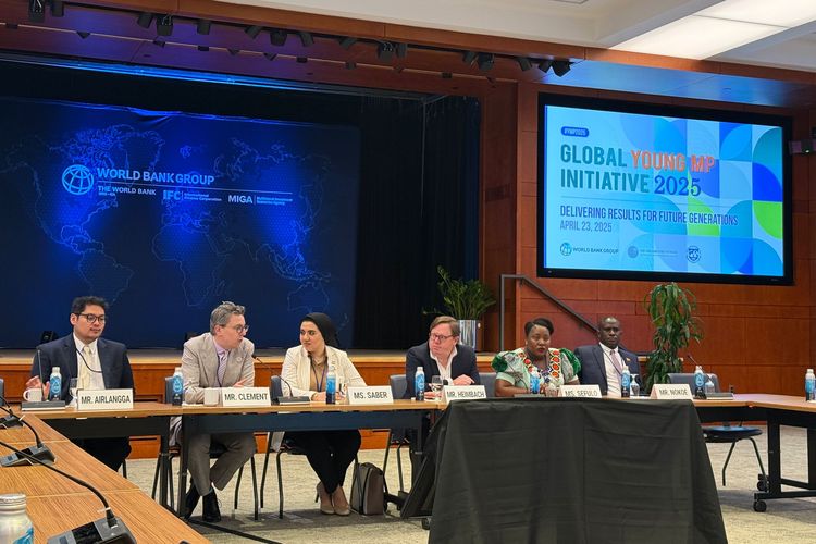 Wakil Ketua Badan Kerja Sama Antar-Parlemen (BKSAP) Ravindra Airlangga (paling kiri) mewakili parlemen Asia-Pasifik saat Spring Meeting World Bank Group dan International Monetary Fund (IMF) di International Financial Corporation (IFC) World Bank di Pennsylvania, Rabu (23/4/2025)