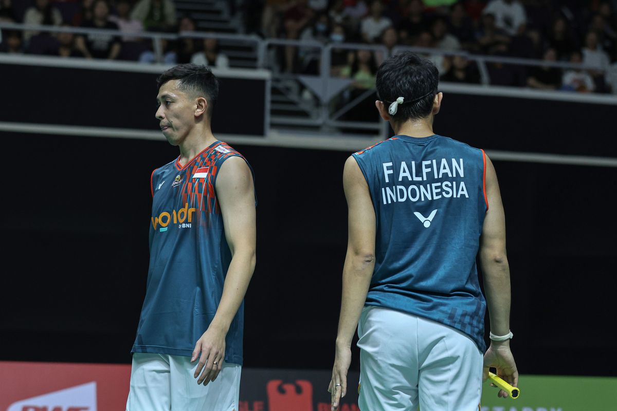 Aksi ganda putra Indonesia, Fajar Alfian/Muhammad Rian Ardianto, pada babak perempat final Singapore Open 2025 di Singapore Indoor Stadium, Jumat (30/5/2025).