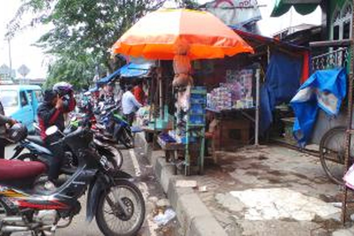 Para pedagang kaki lima yang sempat berjualan di tempat relokasi Pasar Cipinang Besar Selatan kembali berjualan di trotoar Jalan Basuki Rahmat, Jakarta Timur,  Senin (24/2/2014). Pedagang mengaku merugi karena lapak mereka di pasar itu sepi pembeli.