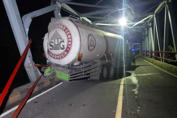Jembatan penghubung antara Kabupaten Ngawi – Bojonegoro nyaris ambruk setelah ditabrak truk bermuatan semen curah seberat 25 ton yang mengalami rem blong dan tidak kuat menanjak.