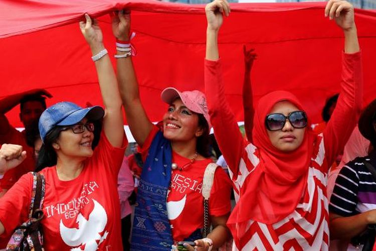 Ratusan warga dari berbagai wilayah berkumpul untuk mengikuti Parade Bhineka Tunggal Ika di kawasan Patung Kuda, Jalan MH Thamrin, Jakarta Pusat, Sabtu (19/11/2016). Warga mengikuti Parade Bhinneka Tunggal Ika untuk merekatkan kembali rasa persatuan bangsa dan juga menjadi momentum refleksi atas sejumlah kejadian yang terjadi beberapa waktu belakangan, seperti pengeboman Gereja Oikumene, Sengkotek, Samarinda, Kalimantan Timur, pada 13 November 2016.