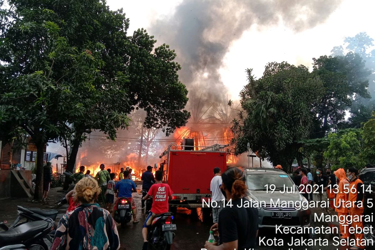 Kebakaran di kawasan tempat tinggal di pinggir kali Ciliwung, Manggarai, Jakarta Selatan, Senin (19/7/2021) 