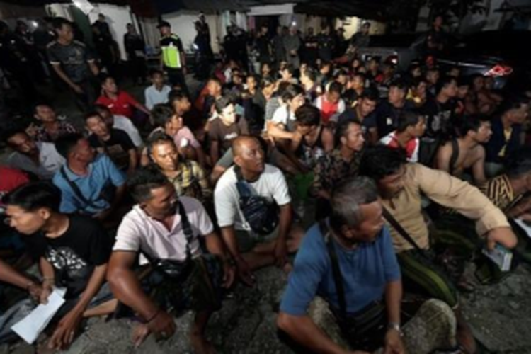 Malaysia menemukan perkampungan ilegal yang hampir semua penghuninya adalah warga negara Indonesia (WNI) di Shah Alam, Selangor. Dalam penggerebekan yang dilakukan pada Minggu (18/2/2024) itu, Departemen Imigrasi Malaysia menangkap setidaknya 132 imigran gelap. Dari jumlah itu, 130 di antaranya adalah WNI.