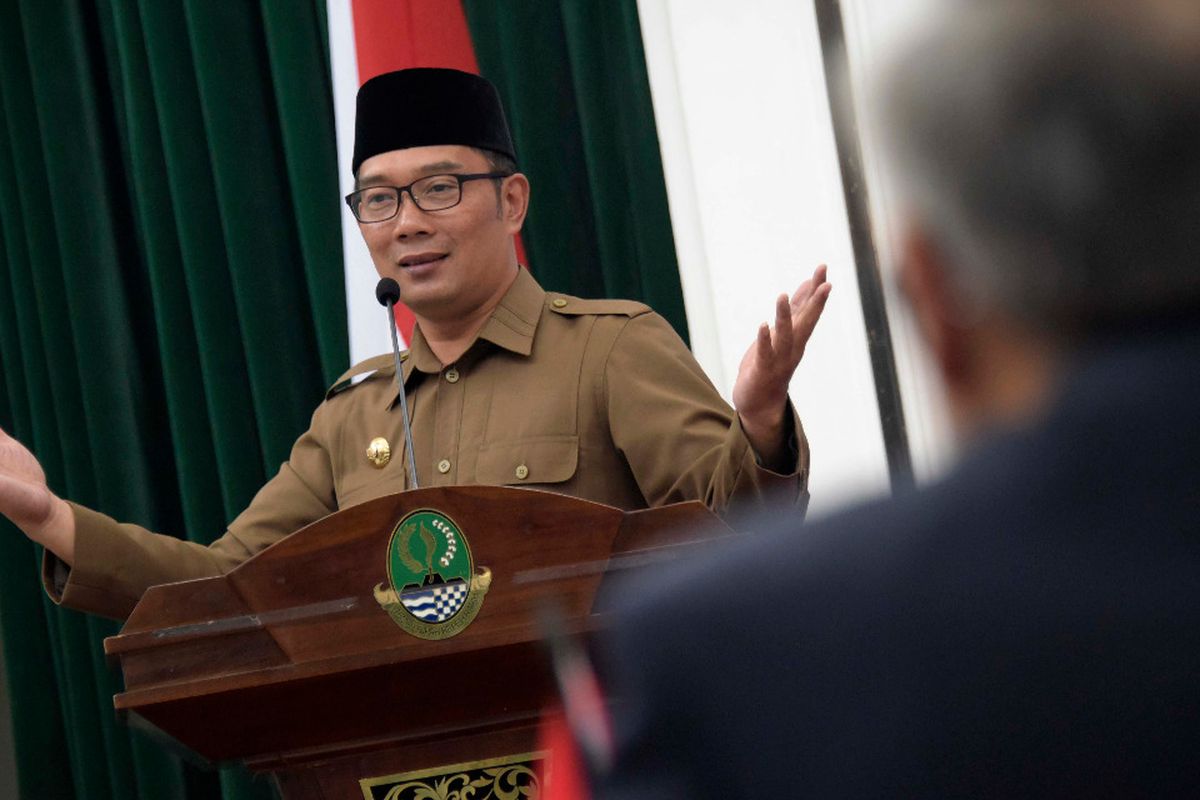 Gubernur Jawa Barat Ridwan Kamil saat memberikan penghargaan kepada 20 sekolah TK, SD, SMP, SMA/SMK dalam rangka Lomba Sekolah Sehat Tingkat Provinsi Jawa Barat 2018 di Aula Timur Gedung Sate, Jalan Diponegoro, Kota Bandung, Kamis (11/4/19).