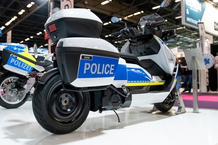 Skuter listrik BMW CE 04 dipakai oleh kepolisian di Prancis
