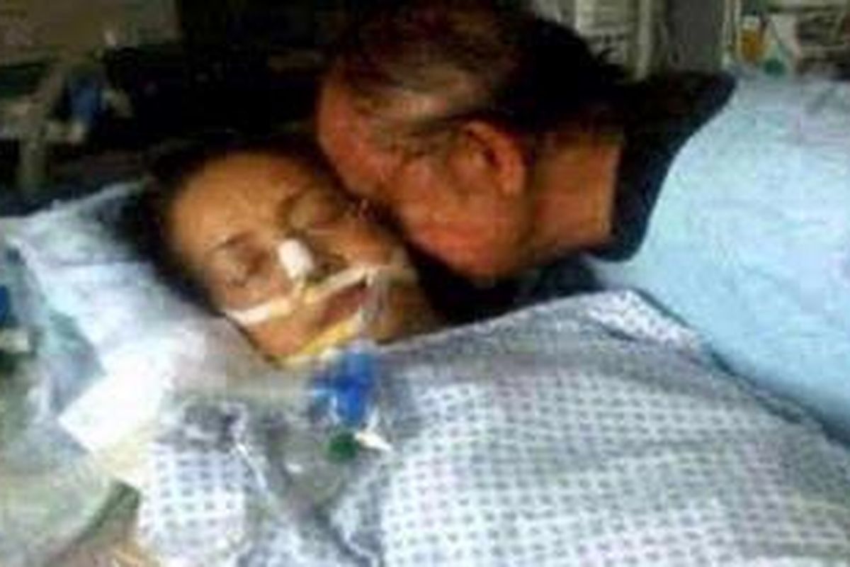 Mantan Presiden BJ Habibie mencium istrinya, Hasri Ainun Habibie, sewaktu terbaring sakit sebelum akhirnya meninggal dunia di Munich, Jerman, Sabtu (22/5/2010) pukul 17.30 waktu setempat. 