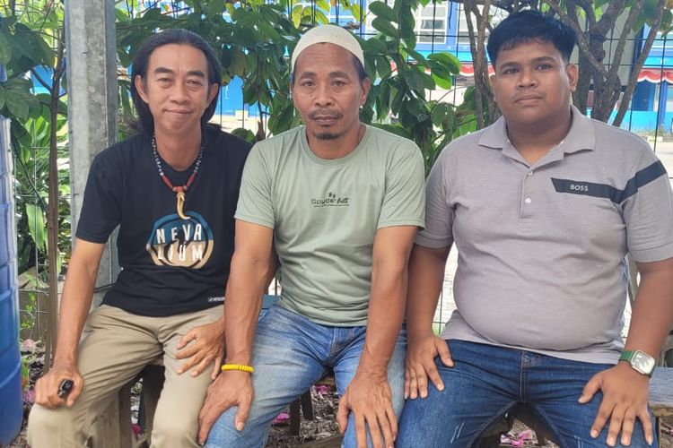 Ahmad Bin Hanapi (tengah) petani asal KTT Kaltara yang dikriminalisasi perusahaan PT AHL, bersama aktifis GOB dan salah satu Penasehat Hukumnya saat ditemui pasca bebas dari Lapas Nunukan.