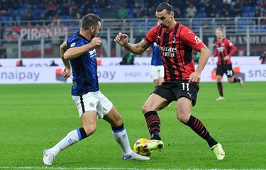 Zlatan Ibrahimovic berebut bola dengan Stefan de Vrij dalam pertandingan Milan vs Inter pada pekan ke-12 Liga Italia 2021-2022 di Stadion San Siro, Senin (8/11/2021) dini hari WIB.