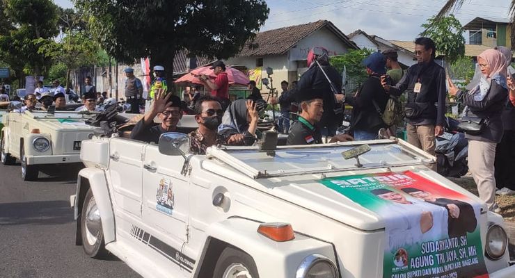 Naik VW Safari ke KPU, Sudaryanto-Agung Trijaya Daftar Pilkada Kabupaten Magelang