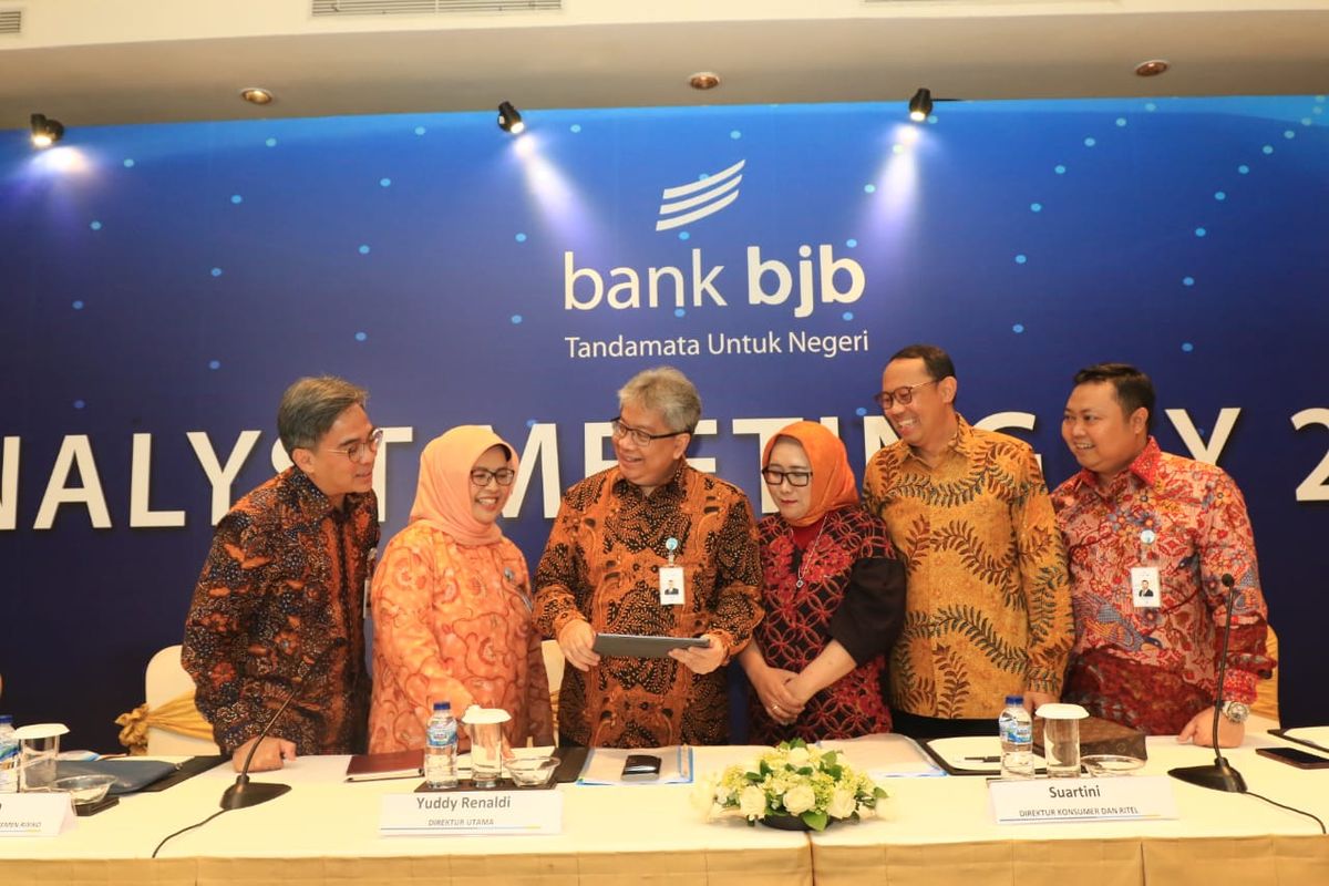 Jajaran direksi bank bjb dalam Analyst Meeting Full Year 2019.  