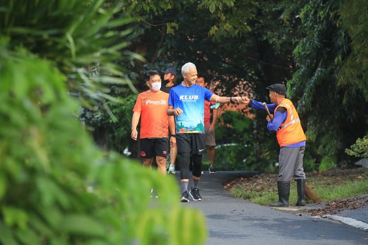 Gubernur Jawa Tengah Ganjar Pranowo saat jalan sehat keliling kampumg daerah Gajahmungkur, Kota Semarang  Rabu (18/5/2022) pagi