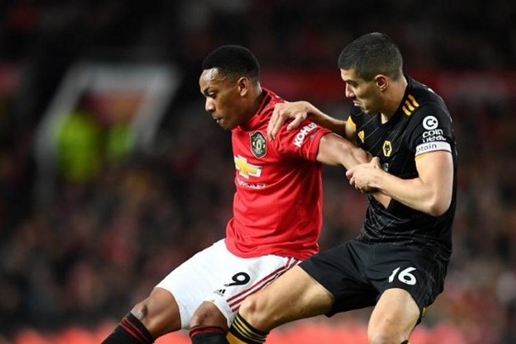 Anthony Martial berebut bola dengan Conor Coady saat pertandingan Liga Inggris pekan ke-25 antara Manchester United vs Wolverhampton Wanderes, di Stadion Old Trafford, Sabtu (1/2/2020).