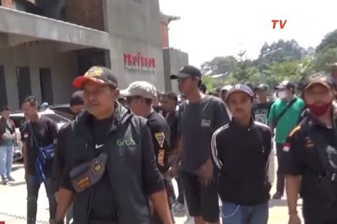 Protes Penutupan Saluran Air, Massa Geruduk Klinik Kecantikan Milik Tompi di Bintaro