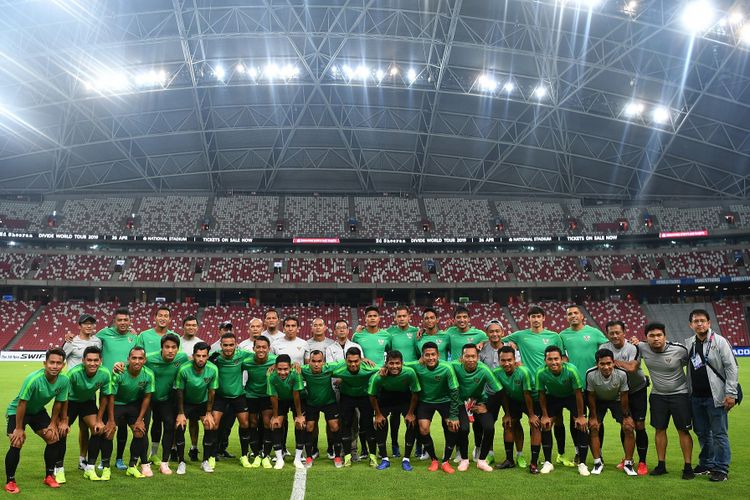 Para pemain timnas Indonesia beserta pelatih dan ofisial berfoto bersama sebelum berlatih di Stadion Nasional, Singapura, Kamis (8/11/2018). Timnas Indonesia akan menjalani laga perdana penyisihan grub B Piala AFF 2018 melawan timnas Singapura di Stadion Nasional, Singapura pada Jumat 9 November 2018. 