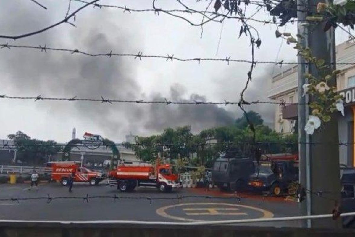 KEBAKARAN MUSEUM ANGKUT - Terlihat asap pekat melambung tinggi dari Tempat rekreasi Museum Angkut yang berada di Jalan Terusan Sultan Agung Kota Batu, Kamis (8/5/2025). 
