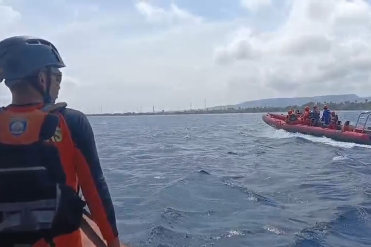 Dokumentasi pencarian korban KMP Tunu Pratama Jaya oleh Tim SAR di perairan Gilimanuk, Jembrana, Bali.