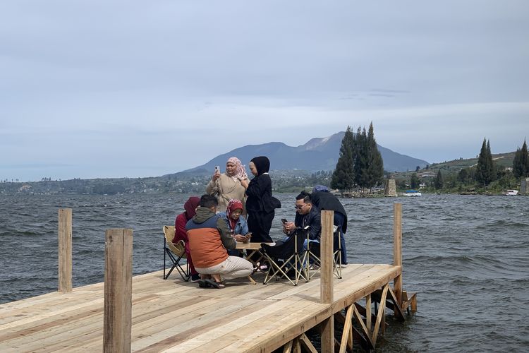 Spot menikmati suasana di Danau Diateh, sekaligus menyarap kue pinyaram, cucur khas Minangkabau.