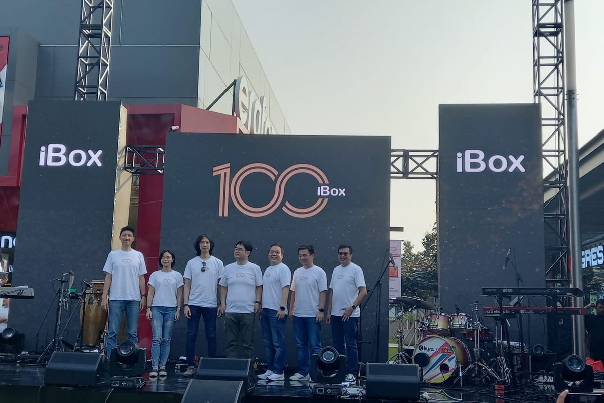 Erajaya Digital meresmikan toko iBox ke-100 di kawasan Erajaya Digital Complex, Pantai Indah Kapuk (PIK) 2, Jakarta, Sabtu (18/11/2023).