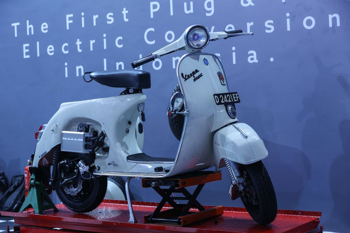 Konversi vespa klasik menjadi vespa listrik hasil modifikasi Elders Garage dipamerkan di ajang Periklindo Electric Vehicle Show (PEVS) 2022 di JIExpo Kemayoran, Kamis (28/7/2022). Butuh waktu 3 jam untuk melakukan modifikasi ini.