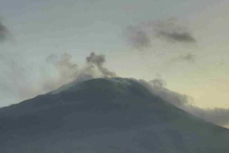 Visual Gunung Ile Lewotolok pada Rabu (24/4/2024)