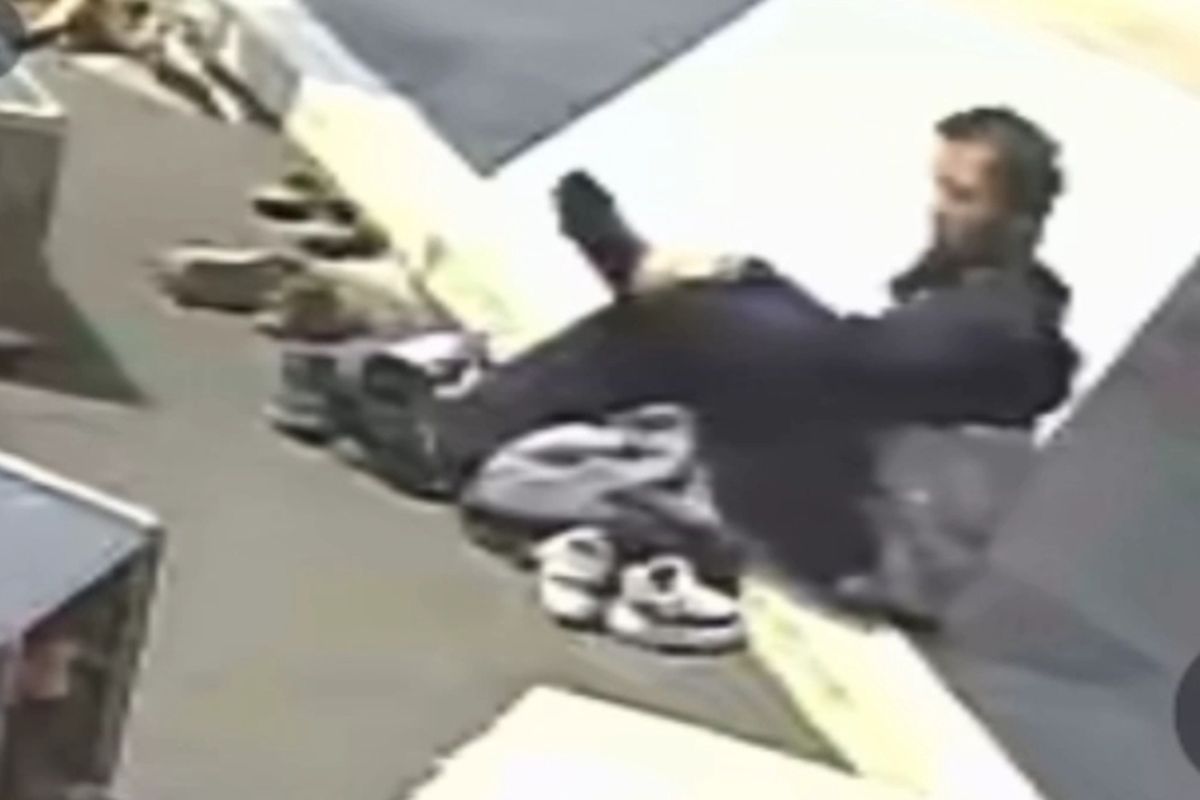 terduga pelaku pencurian sepatu yang merupakan anak mantan walikota Cirebon, terekam kamera pemantau di area Masjid At-Taqwa Kota Cirebon saat melakukan aksinya pada Senin (6/10/2025) siang